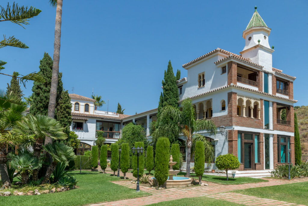 The cortijo and gardens at Santillan