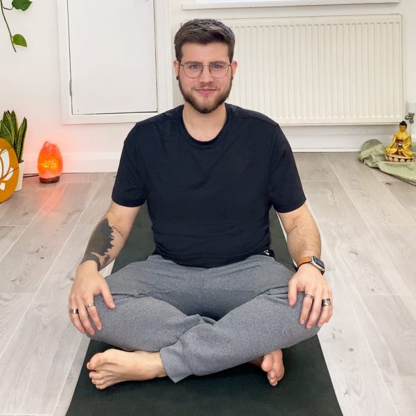 manu_yoga_square manu_yoga_square